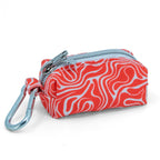 Plan avant de la pochette sacs à crottes Cherry de Pawpix. La pochette possède une fermeture zip ainsi qu'un mousqueton pour l'accroche. Motif rouge et blanc wavy