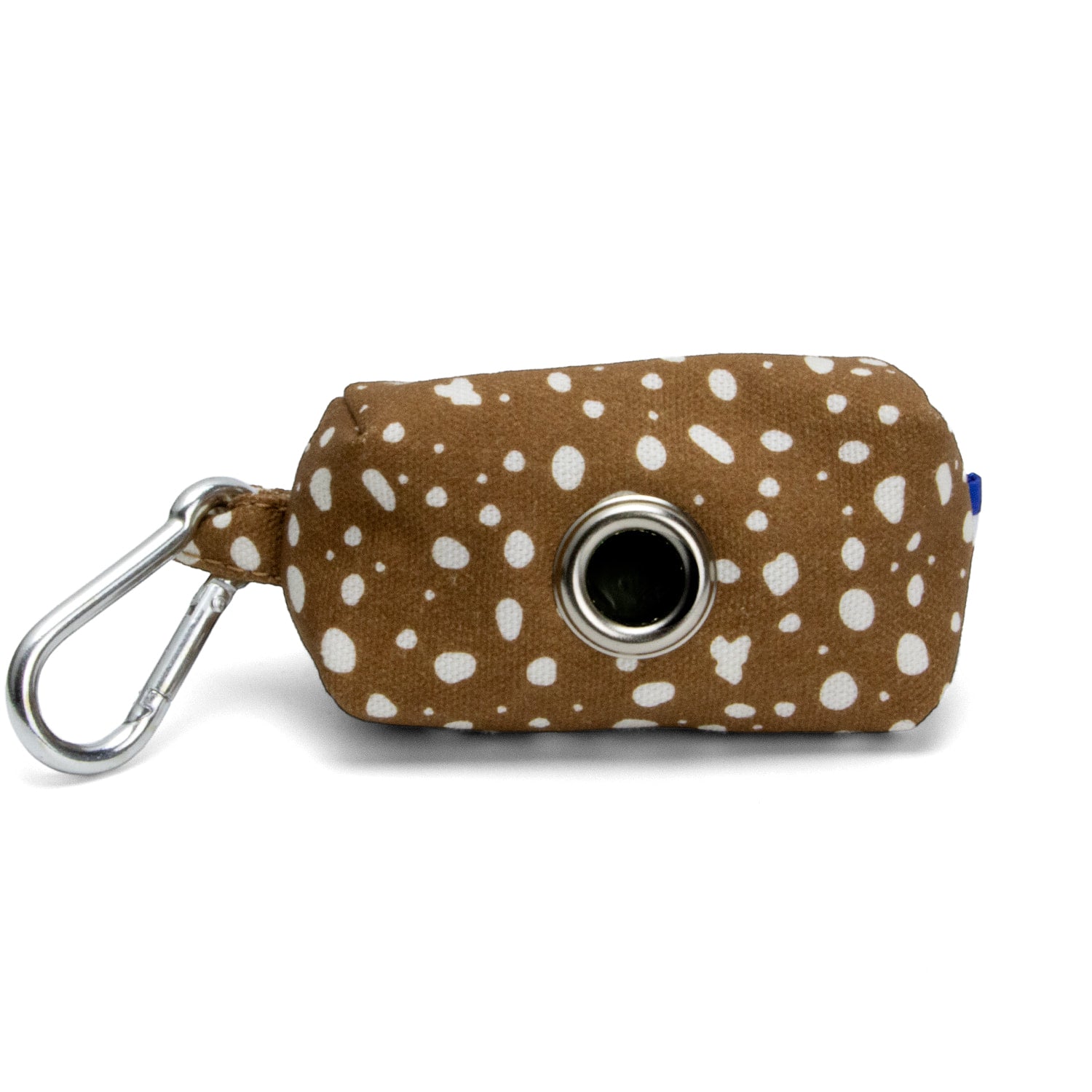 Vue arrière de la pochette en tissu pour chien servant à ranger les sacs à crottes. La pochette Freckles est marron tacheté avec un mousqueton et un oeillet pour faire passer les sacs