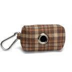 Vue arrière de la pochette en tissu pour chien Scottu servant à ranger les sacs à crottes. La pochette est en tartan marron/orange avec un mousqueton et un oeillet pour faire passer les sacs