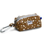 Pochette en tissu pour chien servant à ranger les sacs à crottes. La pochette est marron tacheté avec un mousqueton et un zip d'ouverture/fermeture