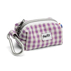 Vue avant de la pochette sacs à crottes Cigalou. Se ferme avec un zip et peut s'accrocher grâce à un anneau clips. Motif vichy violet clair