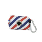 Vue arrière de la pochette Pawtriote. Avec mousqueton et œillet pour laisser passer les sacs à crottes. Le motif du harnais reprend les rayures tricolores avec un rappel des couleurs de la France