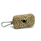 Vue arrière de la pochette sacs à crottes. La pochette est au motif léopard, avec un mousqueton pour accrocher la pochette à une laisse. Et un œillet pour récupérer les sacs facilement 