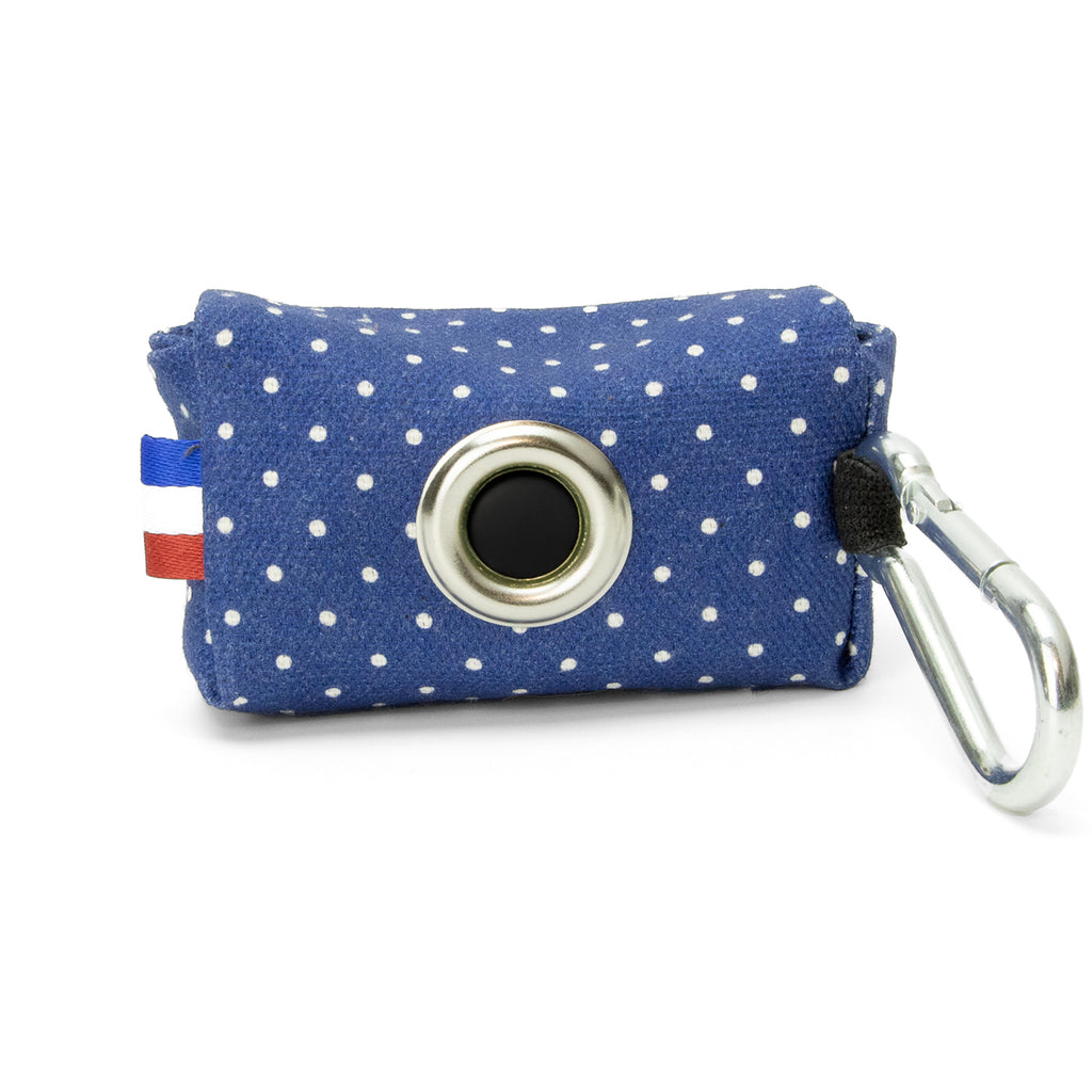 Pochette sac à crottes Polaris avec son fond bleu marine et ses pois blancs. Comprends un mousqueton pour pouvoir accrocher à la laisse