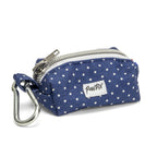 Pochette sac à crottes Polaris avec son fond bleu marine et ses pois blancs. Comprends un mousqueton pour pouvoir accrocher à la laisse