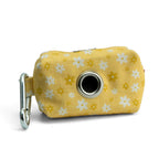 Arrière de la pochette sacs à crottes Peachy Daisies avec son motif marguerites blanches et jaunes sur fond couleur pêche. L'arrière de la pochette possède un oeillet assez large pour passer les sacs à crottes, ainsi qu'un mousqueton pour accrocher la pochette à une laisse ou autre accessoire