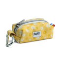 Avant de la pochette sacs à crottes Peachy Daisies et son motif marguerites blanches et jaunes sur fond couleur pêche. La pochette possède une fermeture éclaire et un mousqueton pour accrocher la pochette à une laisse pour chien