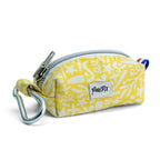 Avant de la pochette sacs à crottes Seaside et son motif marin abstrait blanc sur fond jaune solaire. La pochette possède une fermeture éclaire et un mousqueton pour accrocher la pochette à une laisse pour chien