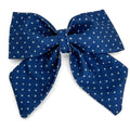 Nœud pour chien Polaris et son motif polka dots (pois) blanc sur fond bleu, facile à attacher à un collier pour chien. 