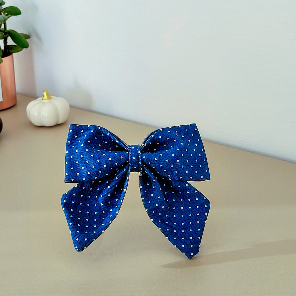 Nœud pour chien Polaris de Pawpix et son motif polka dots blanc sur fond bleu marine