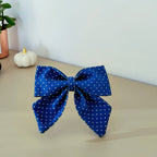 Nœud pour chien Polaris de Pawpix et son motif polka dots blanc sur fond bleu marine