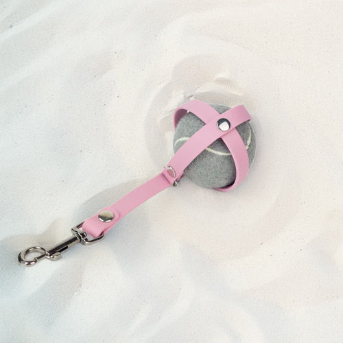 Porte balle PawPix couleur lavande posé dans le sable 