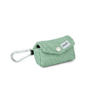 Pochette sac à crottes Topo de Pawpix. Vue de face. Motif Topographique avec mousqueton pour accroche sur laisse. Le motif Topo reprend le design géométrique abstrait des cartes de montagnes, avec des lignes blanches sur un fond vert