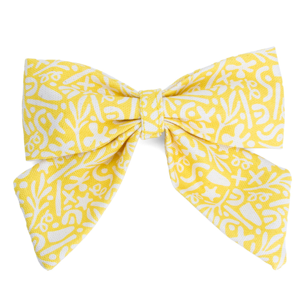 Nœud pour chien Seaside et son motif abstrait marin jaune solaire et blanc, facile à attacher à un collier pour chien. 