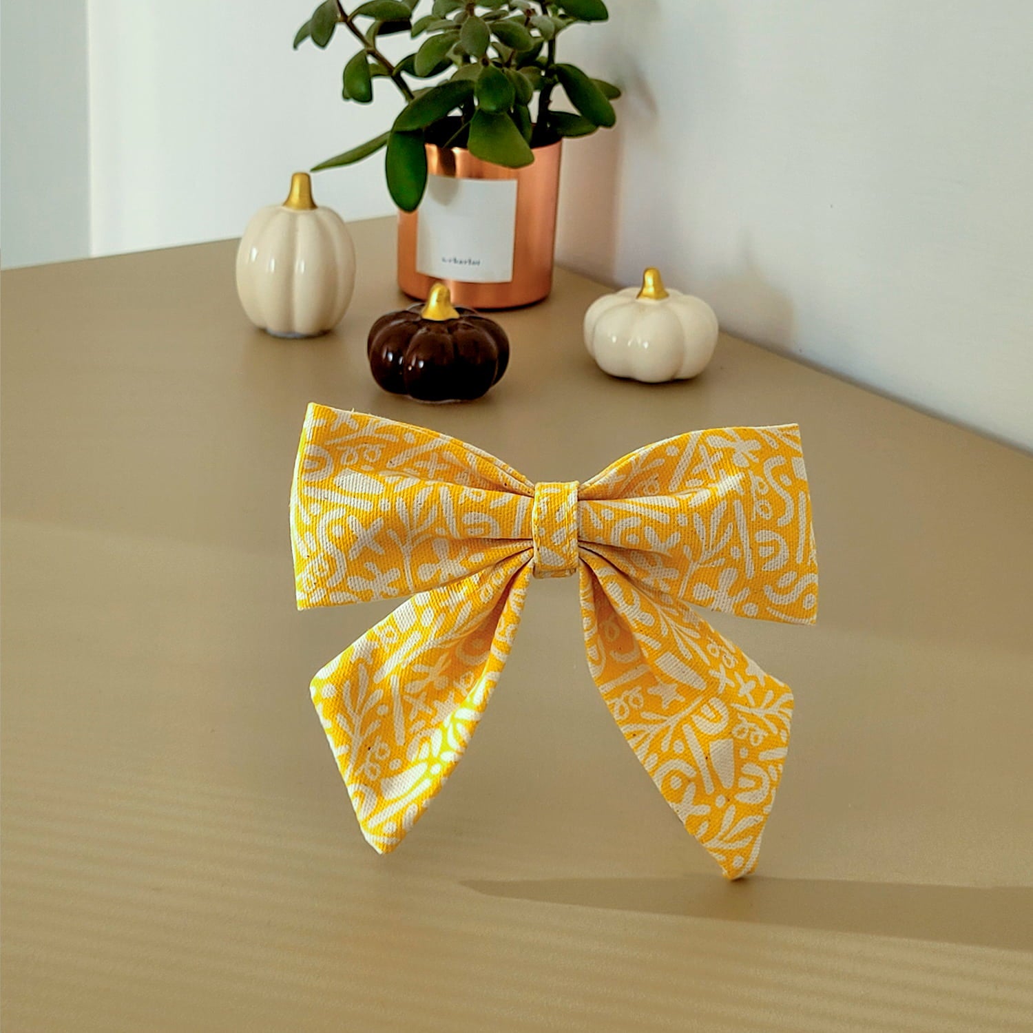 Nœud pour chien Seaside de Pawpix et son motif nature ocean blanc et jaune