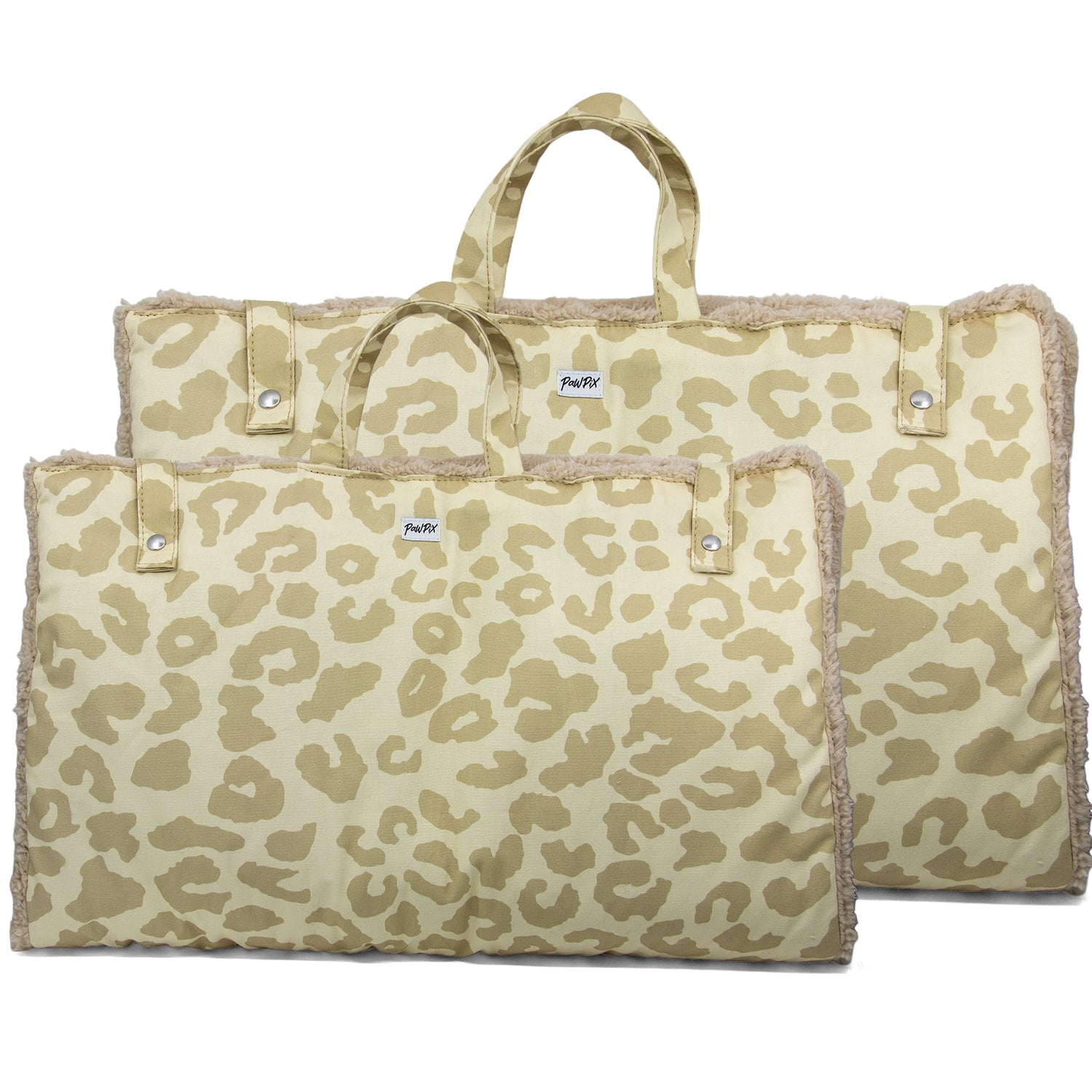 Tapis de voyage Cuddles de Pawpix, avec son motif léopard, et son intérieur en sherpa. Disponible en 2 tailles