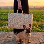 Tapis de voyage Cuddles de Pawpix pour chiens et chats, tenue repliée, avec un bouledogue français assis devant dans une ambiance champêtre