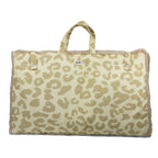 Tapis de voyage Cuddles de Pawpix, et son motif léopard à l'extérieur, et son intérieur en moumoute.Il se ferme avec  boutons pression et se transporte grâce à 2 hanses