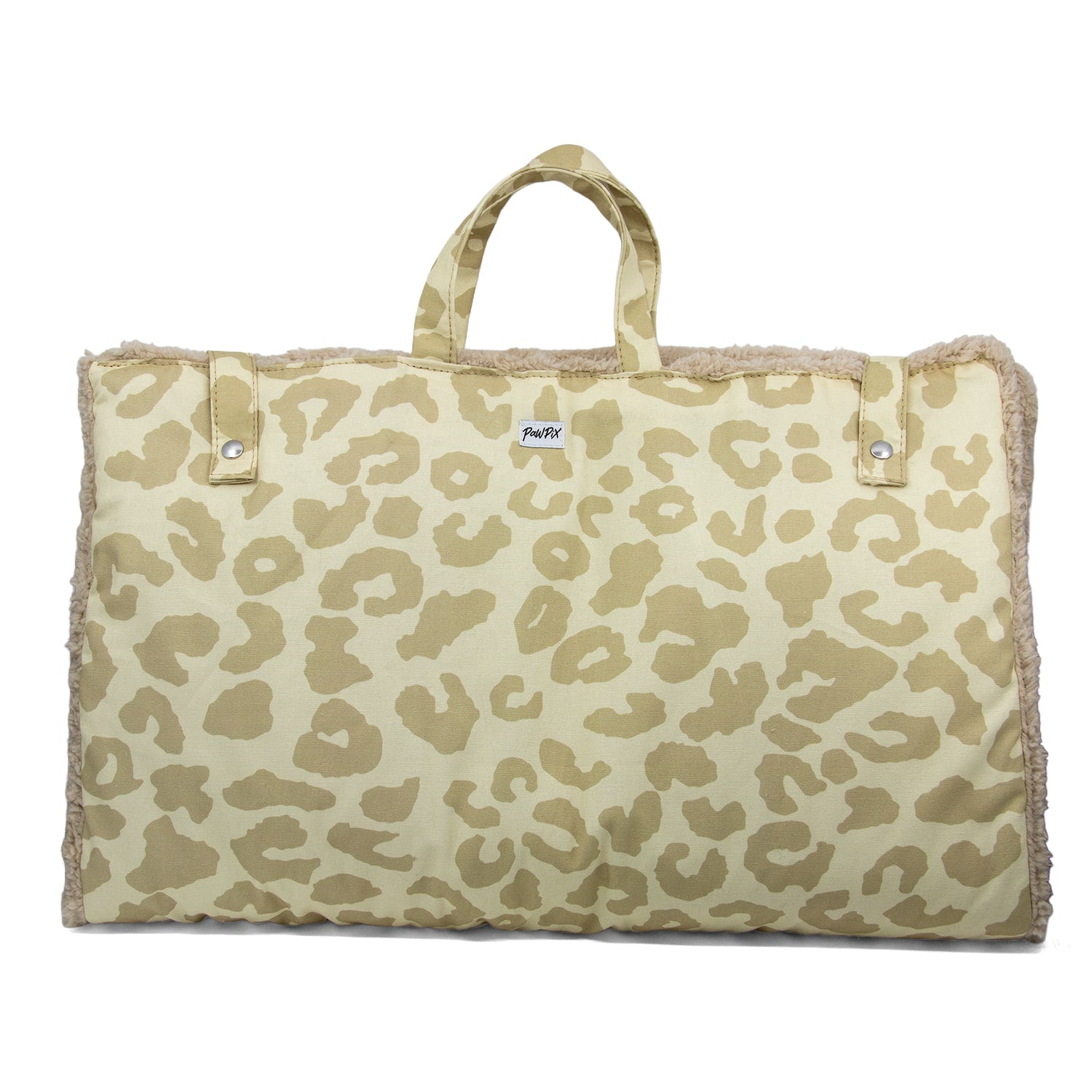 Tapis de voyage Cuddles de Pawpix, et son motif léopard à l'extérieur, et son intérieur en moumoute.Il se ferme avec  boutons pression et se transporte grâce à 2 hanses