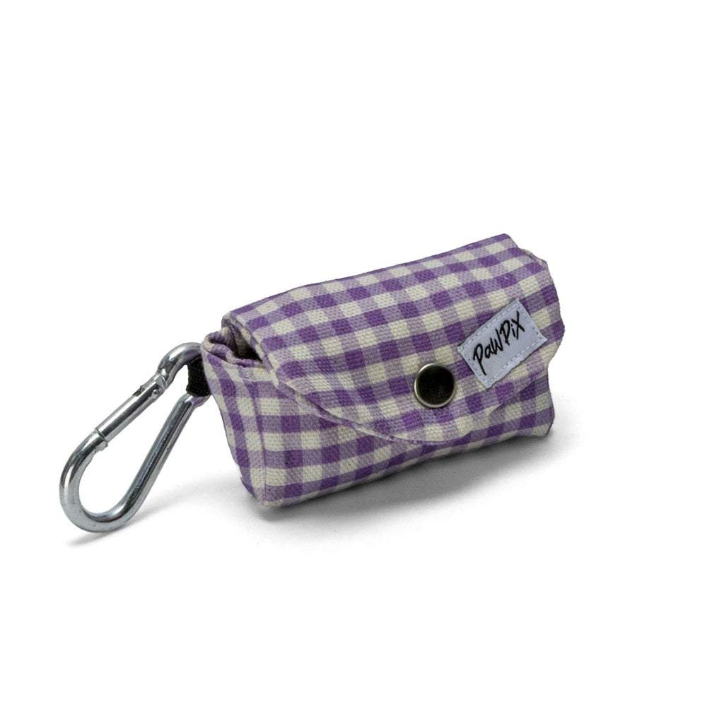 Vue avant de la pochette sacs à crottes Cigalou. Se ferme avec un bouton pression et peut s'accrocher grâce à un anneau clips. Motif vichy violet clair