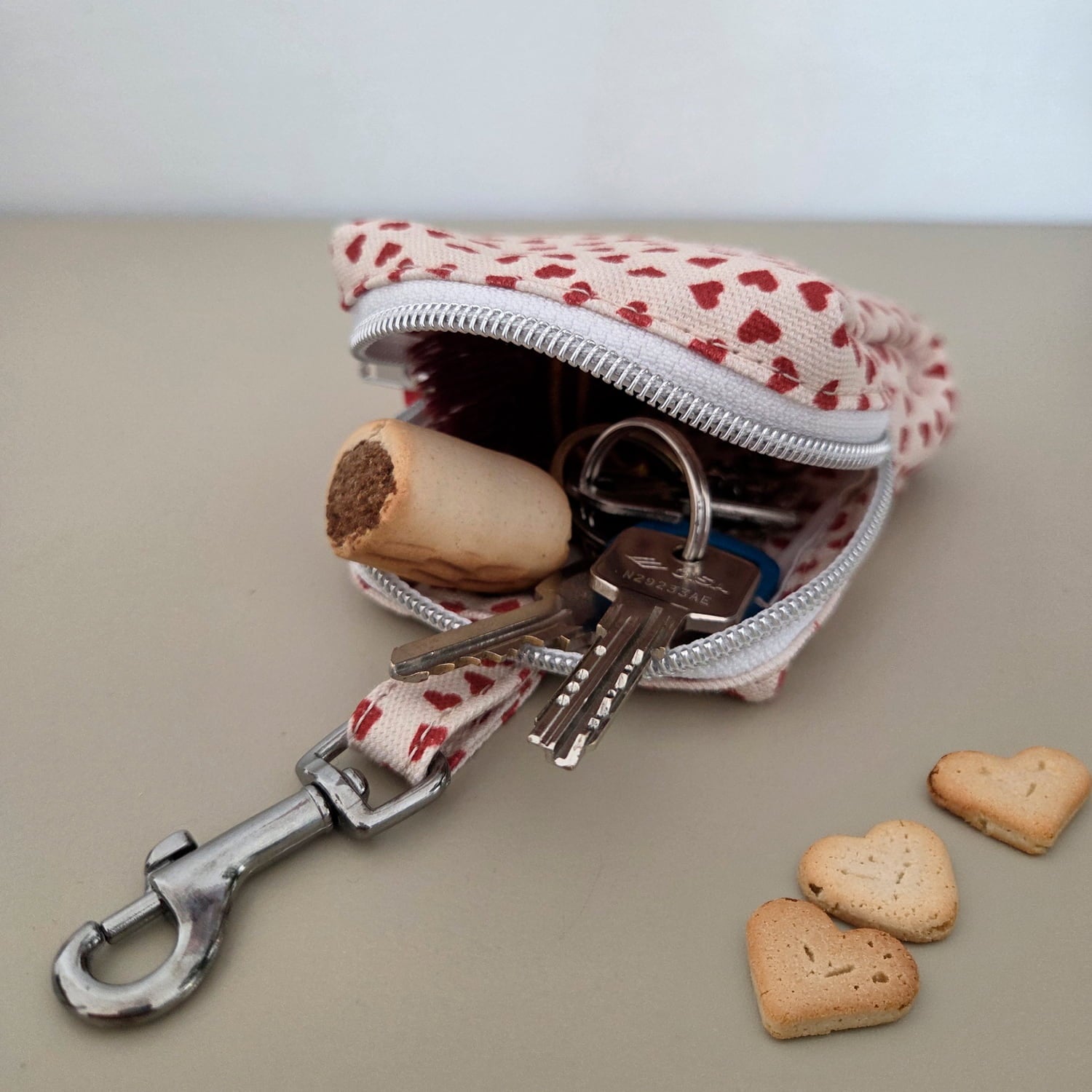 Rangements intérieurs de la mini sacoche pour chien My Valentine motif cœurs rouges sur fond beige