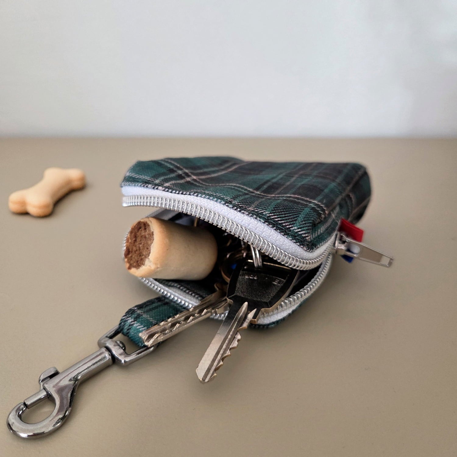 Rangements intérieurs de la mini sacoche pour chien Nessie motif tartan vert