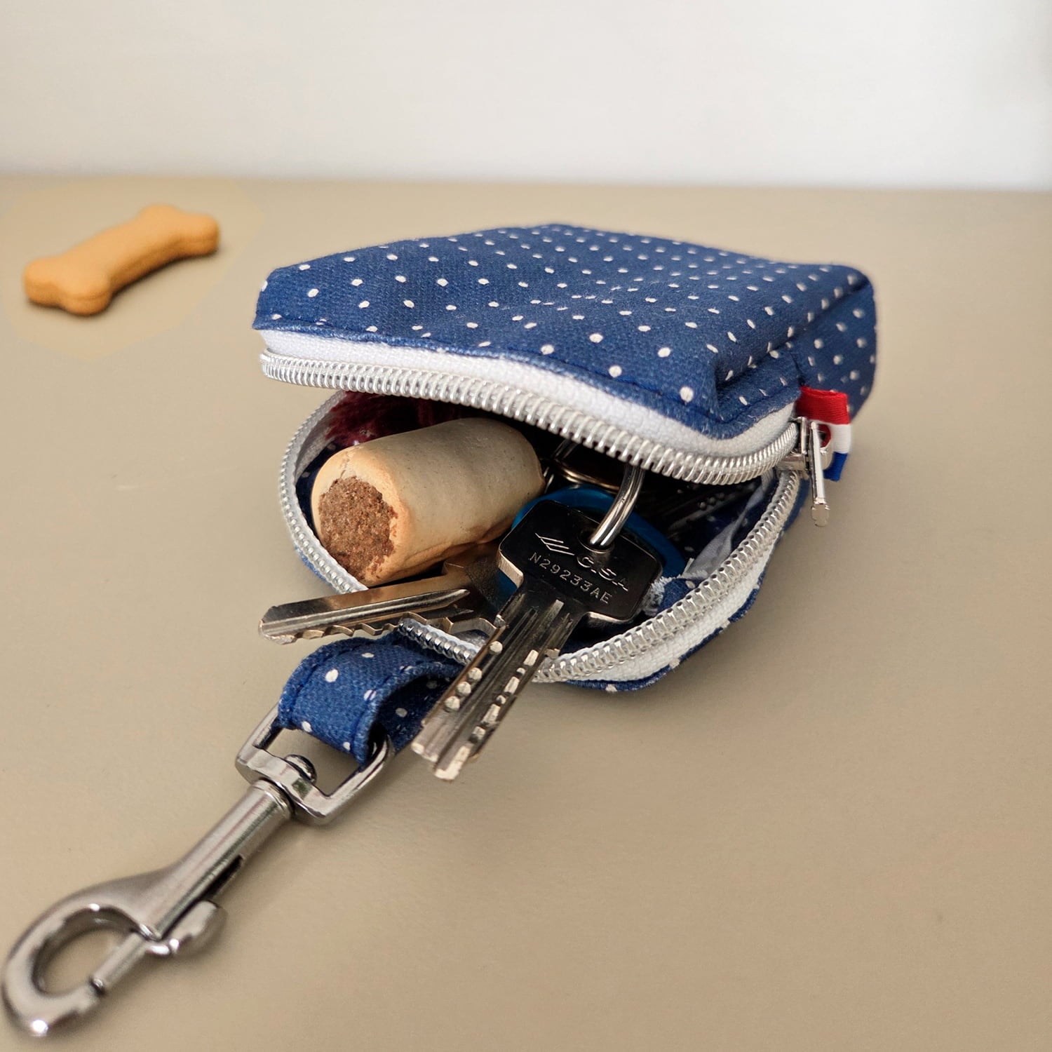 Rangements intérieurs de la mini sacoche pour chien Polaris motif pois blanc sur fond bleu
