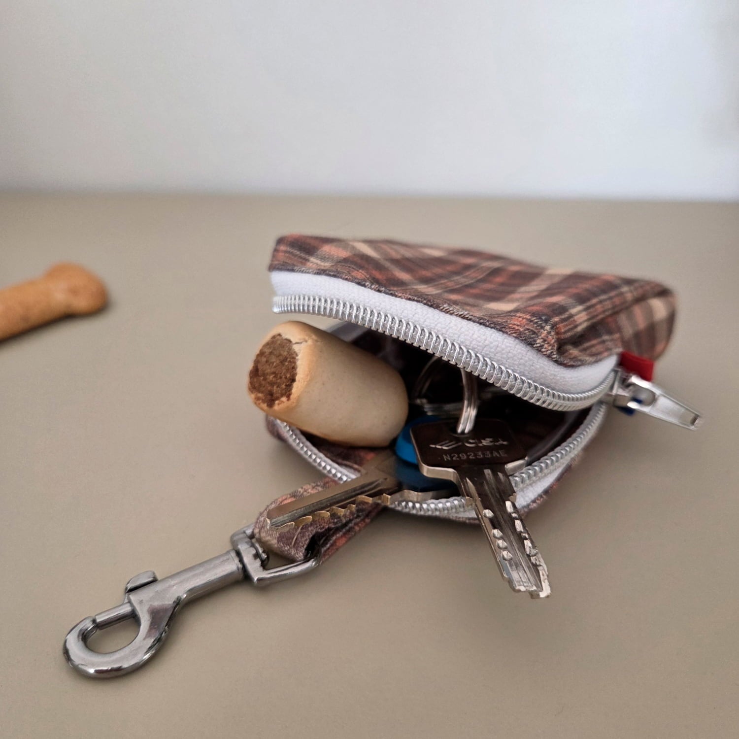 Rangements intérieurs de la mini sacoche pour chien Scotty motif tartan marron/orange