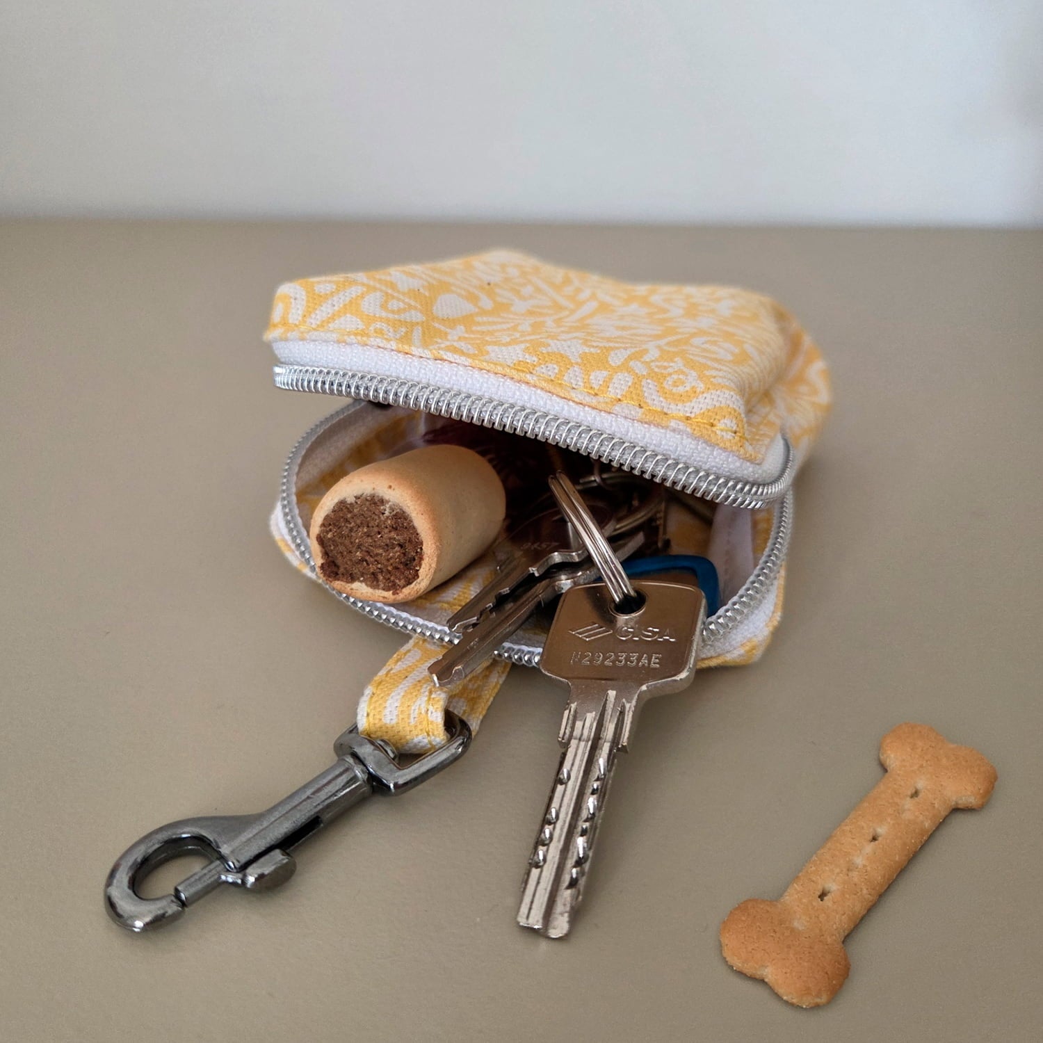 Rangements intérieurs de la mini sacoche pour chien Seaside motif marin blanc sur fond jaune 