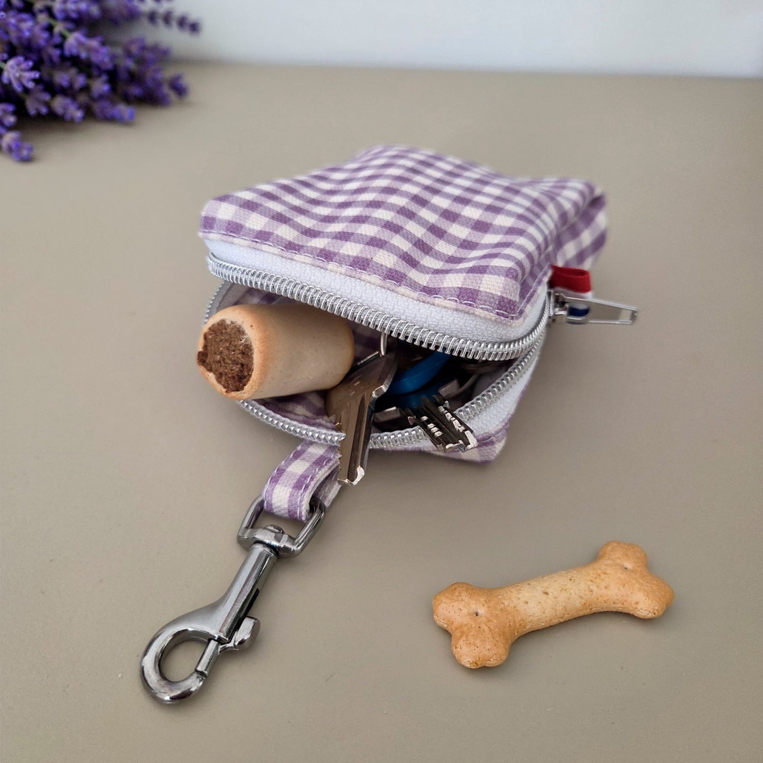 Rangements intérieurs de la mini sacoche pour chien Cigalou motif vichy lavande et blanc