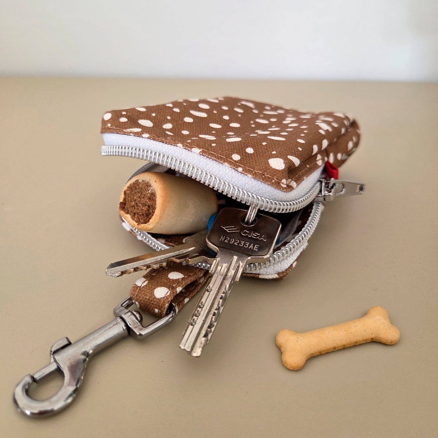 Rangements intérieurs de la mini sacoche pour chien Freckles motif marron tacheté blanc