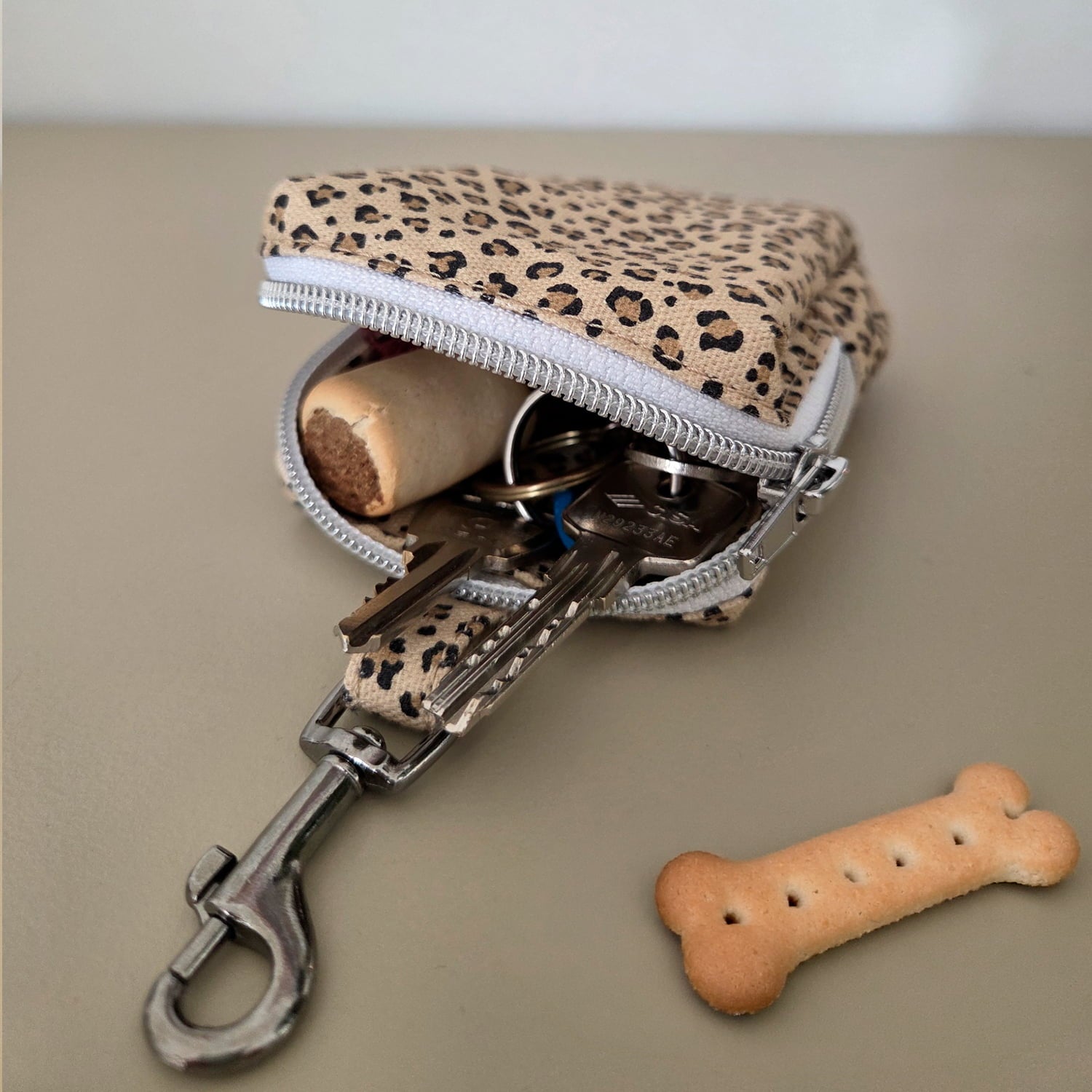 Rangements intérieurs de la mini sacoche pour chien Leopaw motif leopard 