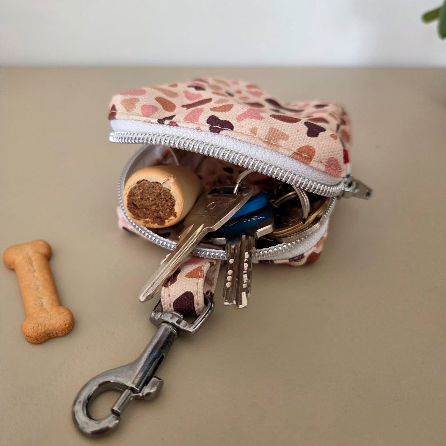 Rangements intérieurs de la mini sacoche pour chien Pawpino motif terrazzo rose/marron