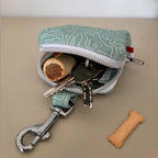 Rangements intérieurs de la mini sacoche pour chien Topo  motif topographique blanc sur fond vert