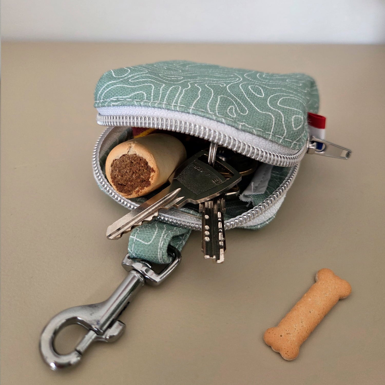 Rangements intérieurs de la mini sacoche pour chien Topo  motif topographique blanc sur fond vert