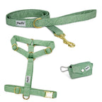 Kit pour chien comprenant un harnais en Y, une laisse et une pochette sacs à crottes. Le tout avec un design reprenant l'esprit nature blanc sur un fond vert. 