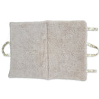 Détails du tapis de voyage Cuddles de Pawpix en position à plat et vue intérieur. Le sac présente 2 hanses, ainsi que des boutons pressions et un intérieur en sherpa