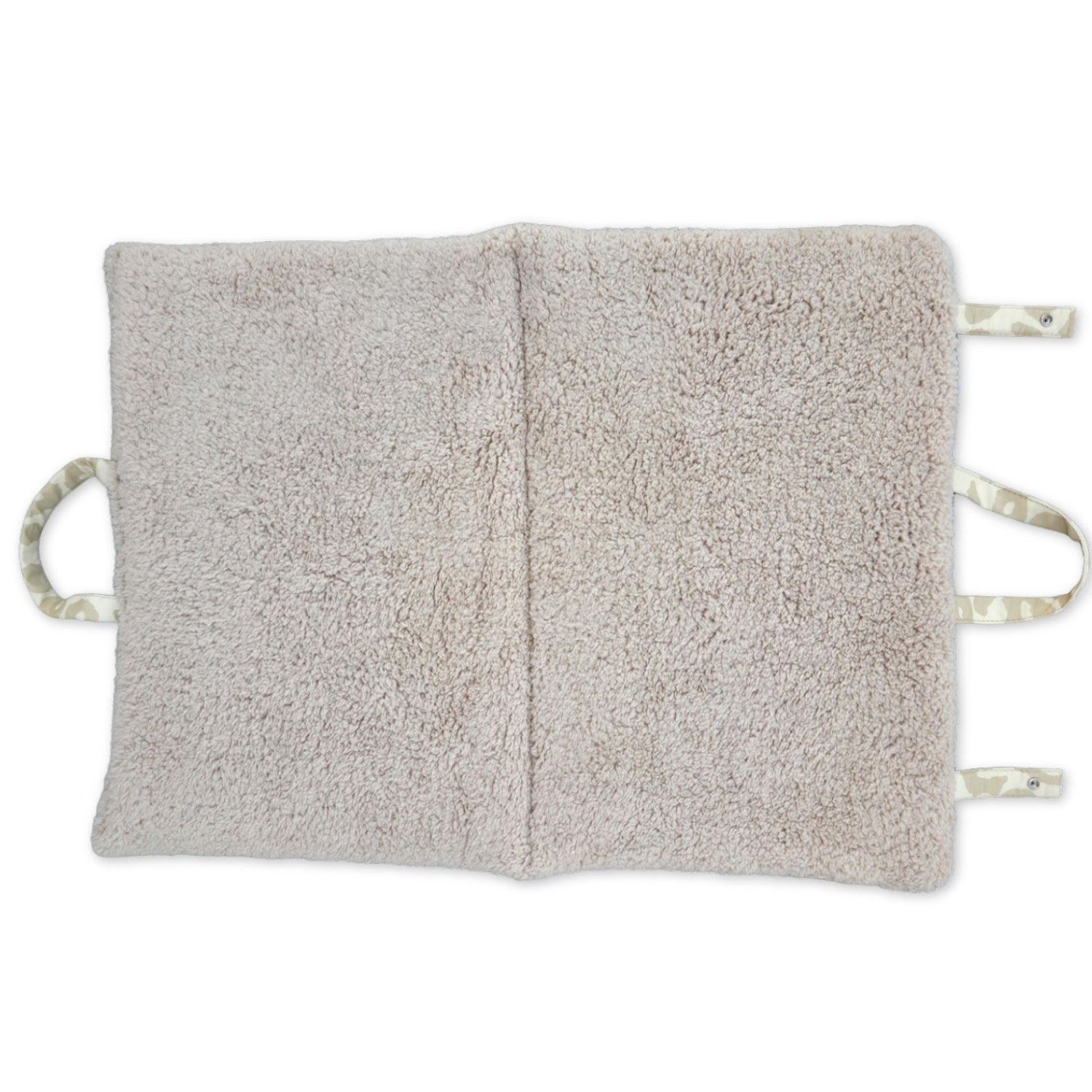 Détails du tapis de voyage Cuddles de Pawpix en position à plat et vue intérieur. Le sac présente 2 hanses, ainsi que des boutons pressions et un intérieur en sherpa